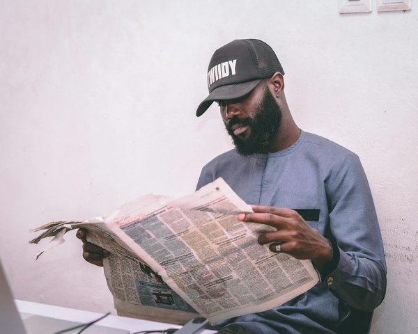 Qual è il modo più efficace per personalizzare una giacca di jeans classica per un concerto rock?