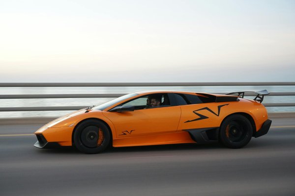 Qual è il modo più efficace per personalizzare una giacca di jeans classica per un concerto rock?