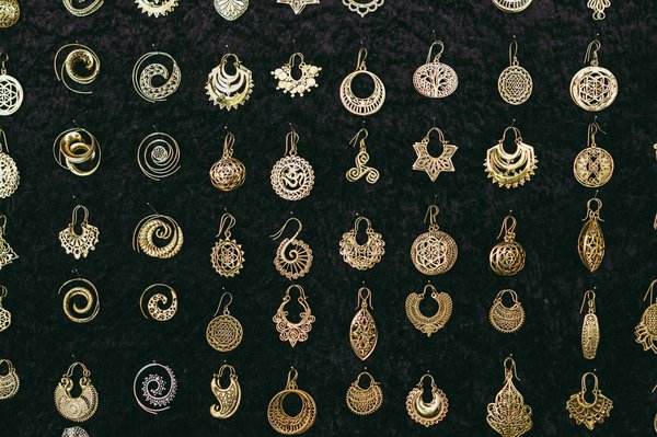 Orecchini balenciaga per donna: stile e lusso a partire da €295