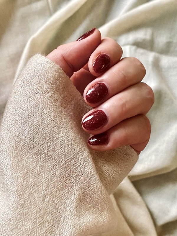 Come scegliere e indossare una pashmina per aggiungere un tocco di colore ad un outfit invernale?